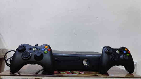 اكس بوكس 360 نضيف 100% يحتوي على جوستك اثنين ويحتوي على 100 لعبه ومن ضمنهن فيفا 25 وبيس 16 وبيس18 وماين كرافت  السعر 125 وبي مجال لطييين لتواصل والاستفسار الانتصال على الرقم ***********مكاني كركوك ويوجد توصيل لجميع المحافظات العراق
