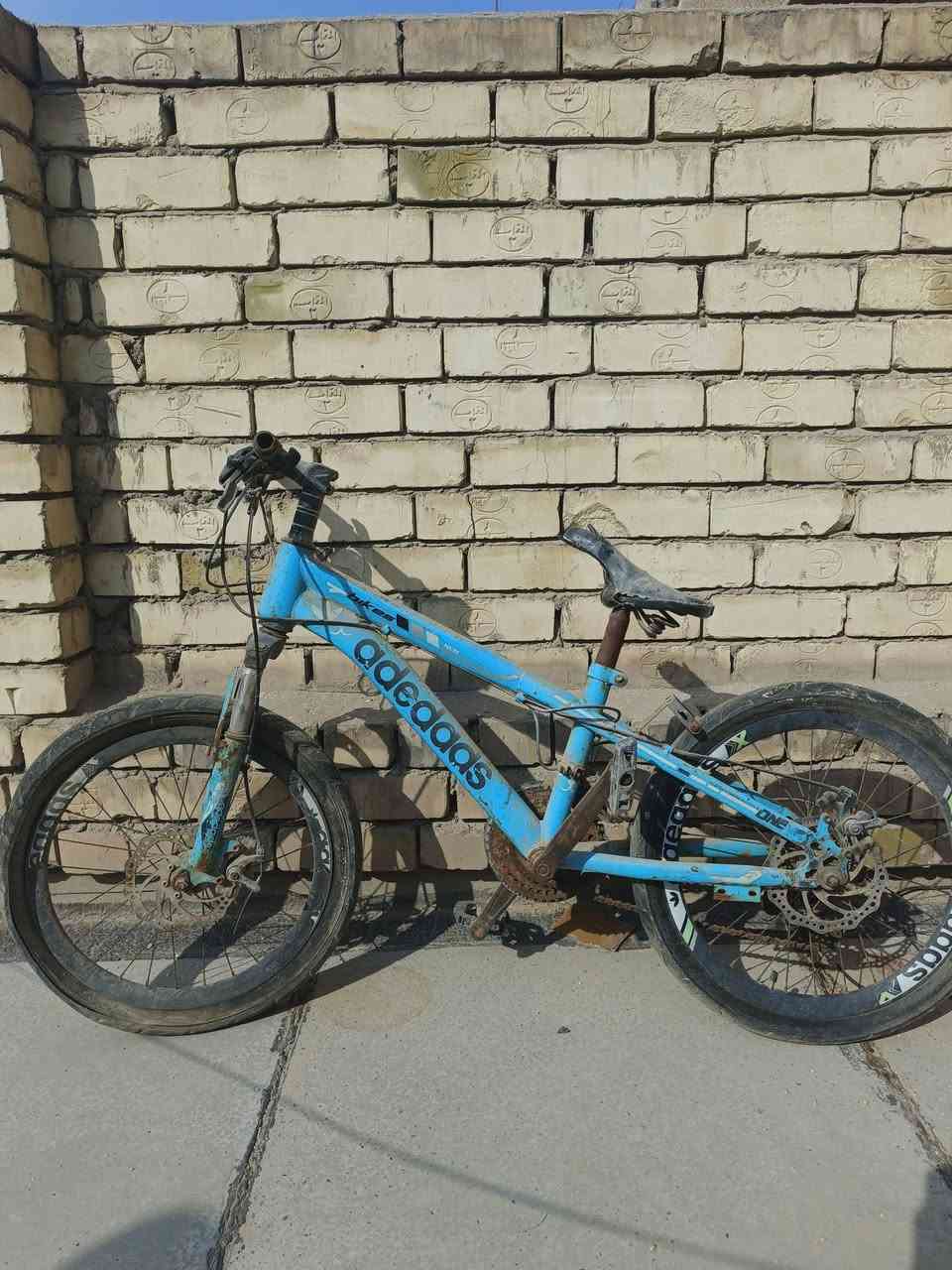 سلام عليكم شلعه بايسكلات للبيع عوزهن تصليحلت بسيطه اكو تايرات خربانه اكو سنجيل خربان يعني حسب اني بايعلكم كوم حديد السعر 140  للاتصال على الرقم ***********
