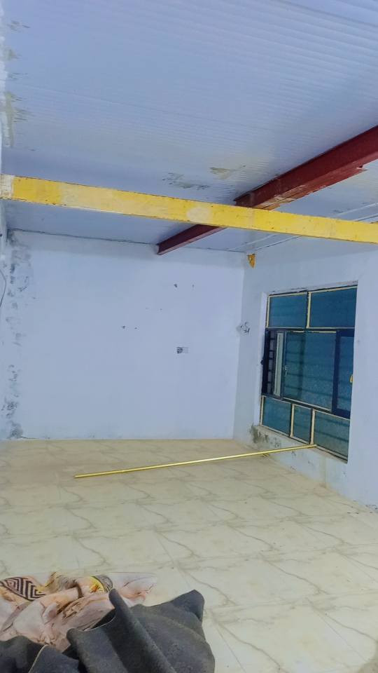 السلام عليكم
بيت للبيع المساحة ١٤٠  متر الطابق الأرضي يحتوي على غرفة نوم + استقبال+حمام داخلي+مطبخ + الطابق الثاني غرفتين متصلات بناء طابوق العنوان حي الحكيم نزلة عميد جادر يبعد عن الشارع العام ١٥٠ متر يمه 4مدارس ابتدائية ومتوسطة قرب البيت 100 متر بي معاملة بلبلديه السعر 42 وبي مجال اتصل *********** ملاحظة فقط الغرفتين الفوك بلوك والسقف سندويج
