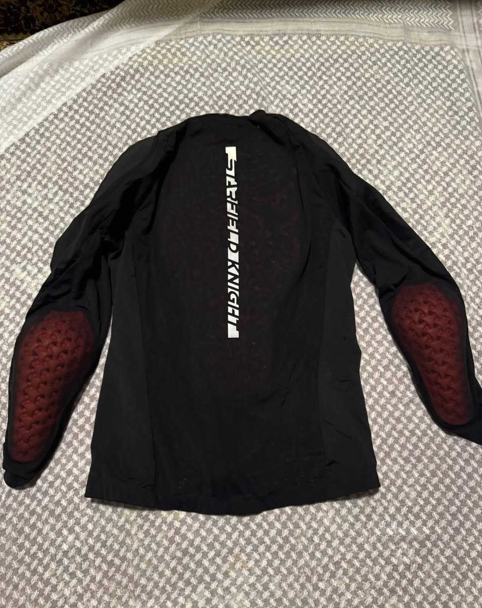 🛡️ درع حماية (Star Field Knight) أصلي 🏍️
 * الحماية: دروع CE2 كاملة (ظهر، صدر، أكتاف، أكواع).
 * الميزة: مادة مرنة تتصلب عند الصدمة + تهوية ممتازة.
 * القياس: M
 * السعر: 40 الف 
📞 للتواصل: ***********
