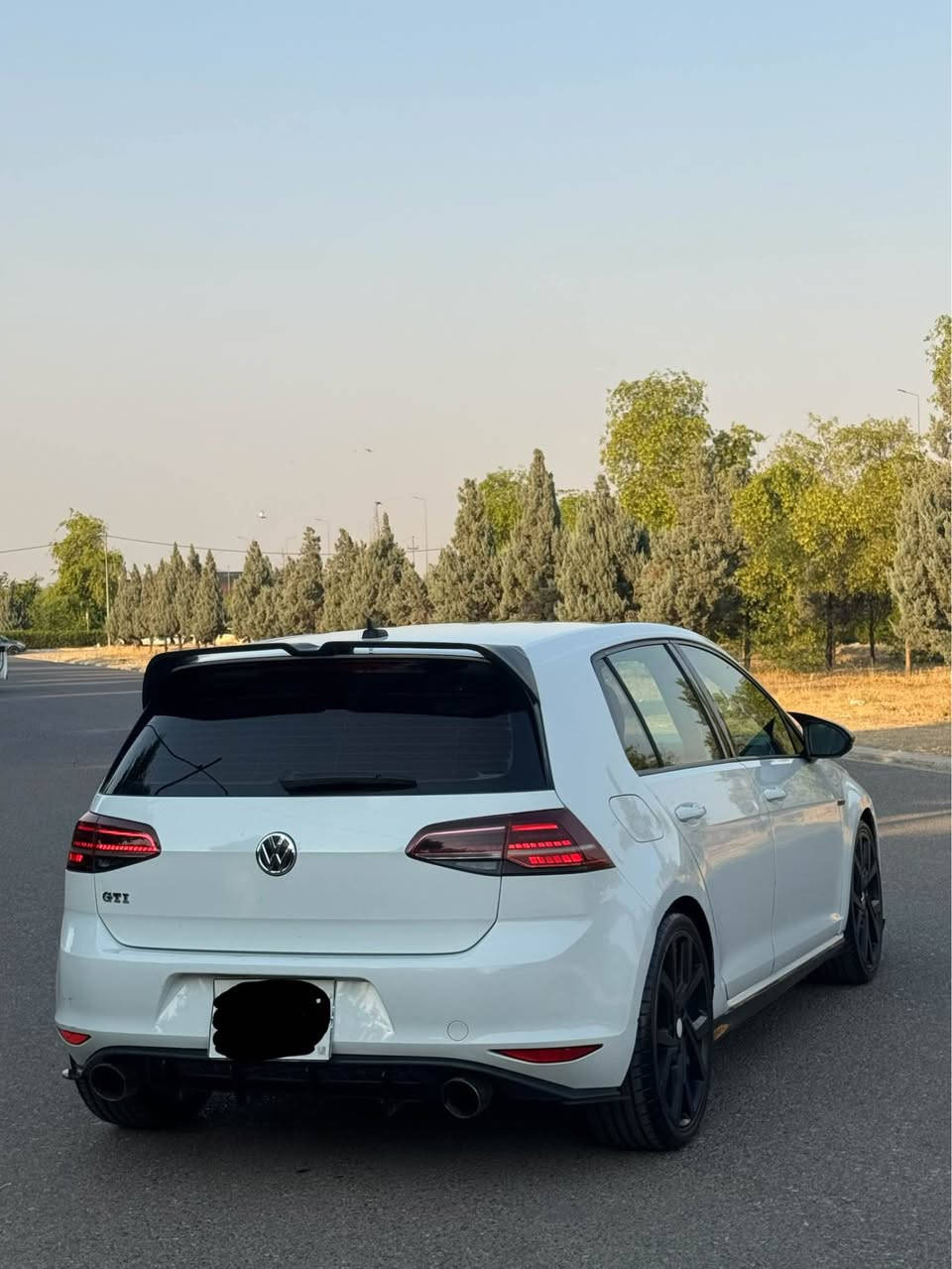 فولگس واگن گولف مواسه فات GTi كلين بي سبوغ يه ك جي تعديلي هيه داون پاپي له سه ره سياره كه ستوكه گير مه كينه به شه رت نه كرايته وه به گليتي گولف R له سه ره چوار تايه ي تازه ي له سه ره نوي ته قه و ره قه به شه رت يه ك گلوپي ناوگيجي پي نيه به ناوي خؤمه سياره كه له سه ر ده قي خؤي مايته وه سعري 123 مه عامه ليكي زور زور كه م ژ.م *********** أربيل, العراق
