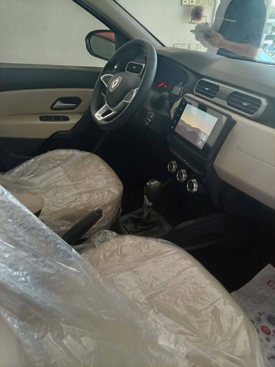 رينو داستر 2025زيرو الشكل الجديد زيرو حرة استلام شركة مامرقم... مامرقم 
سيارة اعتمادية وقوية جدا سرعة وانطلاقة وثبات وتعمل بالبنزين العادي ضمان من الشركة 3 سنوات صيانة دورية في شركة رينو بصمة تبريد خلفي محرك 1600 تنفس طبيعي كير اوتو 6 نمر نظام إيكو تحكم ستيرن شاشة كبيرة كامرة حساس خلفي ويل كب مثبت سرعه حساس إطارات مانع انزلاق وانحدار  زوم لايت ترحيب  عند الاقتراب والمغادرة في الشاشة والد الأمامي والخلفي  لد نهاري أوتو السعر 180 وبيه مجال مكان السماوه..تصال ***********
