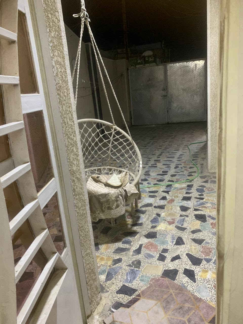 السلام عليكم دار للبيع مساحته ١٢٥ متر واقع حال الواجهة ٥ والنزال ٢٥ 
طابو صرف يحتوي ع طابق ارضي استقبال ومطبخ وغرفة نوم وخدمات
وطابق الثاني ٢غرف وصحيات العدد 2 سويت كامل  في منطقة الشعب الديوان الرئاسة سعر 175 بي مجال لتواصل ع واتساب ***********
