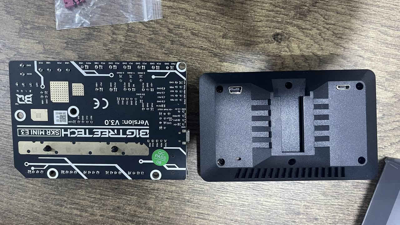 شرح مكونات ترقية الطابعة ثلاثية الأبعاد (3D Printer Upgrade Kit)
القطع الموضحة في الصورة هي أجزاء تقنية متقدمة تستخدم لتطوير وترقية أداء الطابعات ثلاثية الأبعاد (3D Printers)، مثل سلسلة Ender 3 الشهيرة. إليك تفاصيل كل قطعة:

1. اللوحة الأم (Mainboard):
القطعة السوداء الكبيرة التي تحمل شعار BIGTREETECH وموديل SKR MINI E3. تعتبر هذه اللوحة “العقل المدبر” للطابعة، حيث تقوم بمعالجة الأوامر والتحكم في حركة المحركات ودرجات الحرارة بدقة عالية. تتميز هذه اللوحة بأنها تجعل حركة الطابعة صامتة تماماً وأكثر سلاسة.

2. شاشة اللمس (Touch Screen):
الشاشة السوداء الموجودة على اليسار هي واجهة التحكم. تتيح للمستخدم التحكم في الطابعة بلمسة واحدة، مثل بدء عملية الطباعة، ضبط درجات الحرارة، أو معايرة الطابعة. (ملاحظة: الملصق عليها يشير إلى نظام مزدوج OBD/GPS، ولكن في هذا السياق تُستخدم كشاشة عرض وتحكم تقنية).

3. الملحقات والكابلات:
 • الكابل الأزرق: هو كابل USB يستخدم لتوصيل اللوحة الأم بالكمبيوتر لتحديث البرمجيات (Firmware) أو نقل البيانات.
 • الكيس الصغير: يحتوي على قطع تسمى (Jumpers) أو (Fuses)، وهي قطع غيار صغيرة تستخدم لتنظيم التوصيلات الكهربائية وحماية الدوائر الإلكترونية على اللوحة.

الخلاصة: هذه المجموعة هي “عدة تطوير” (Upgrade Kit) تهدف إلى تحويل الطابعة العادية إلى طابعة احترافية، هادئة، وسهلة الاستخدام بفضل شاشة اللمس واللوحة الأم المتطورة

٣٥ الف

توصيل متوفر


**إذا كنت صاحب هذا الإعلان وتريد حذفه لأي سبب، رجاءا أرسل رسالة إلى الدعم الفني**