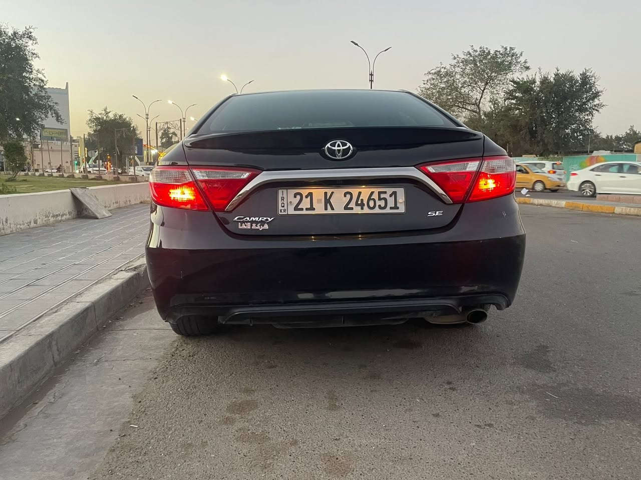 كامري se 2017
وارد امريكي حادث سطحي 
بنيد صبغ +جاملغ بارد 
ماشيه 88 الف ميل السياره مال بيت استخدام شخصي 
كير مكينه تبريد صدر كله كفاله السياره داخله ادامه وسيرفس قبل اسبوع مابيها اي كلوب مشتغل 
شاشه اصليه و كامره 4 جامات اوتو شفتات ستيرن 
الايرباكات راجعه سستم 
منظومه زينون اصليه + لايتات اماميه اصدار خاص 
السعر 142 بيها مجال بسيط حك الجيه
*********** اتصال او تساب مع صاحب السياره
