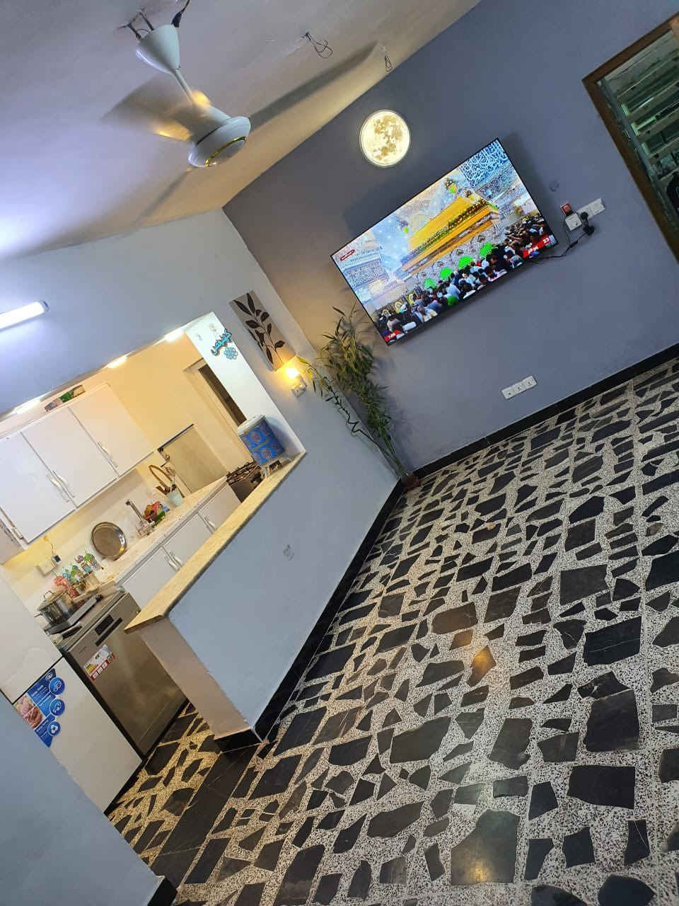 بيت طابو صرف للبيع
المساحه ١١٠م 
طابق  ونص
غرفتين نوم واستقبال وصحيات ٣ ومنور ٢
شهداء العبيدي الثانيه خلف المستوصف
***********
