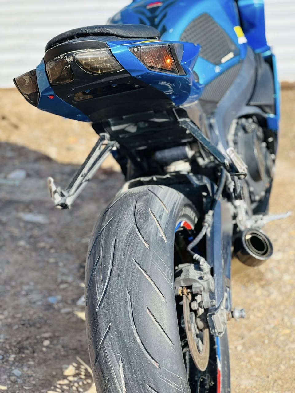 السلام عليكم اخواني دراجه (GSXR) او جكسر معروفه للبيع مبرومجه 3 مودات طلقات نار صالنصه عليها (SC)  طرب صوتها كلش عالي و حلو موديل 2016  فجوج (برنبو ) دراجه جاهزه و خير من الله بدون أوراق مكاتبه فقط دهن قبل يومين مبدل كله امزويل و بانزين محسن مبدل بيها كور و بيها نقص كفر  مال الصفحه السيره بس السعر 32  و بيها مجال قليل حق الجيه تره ماكو جكسر بهيج سعر مكاني بغداد للاستفسار اكثر الاتصال ع الرقم *********** واتساب
