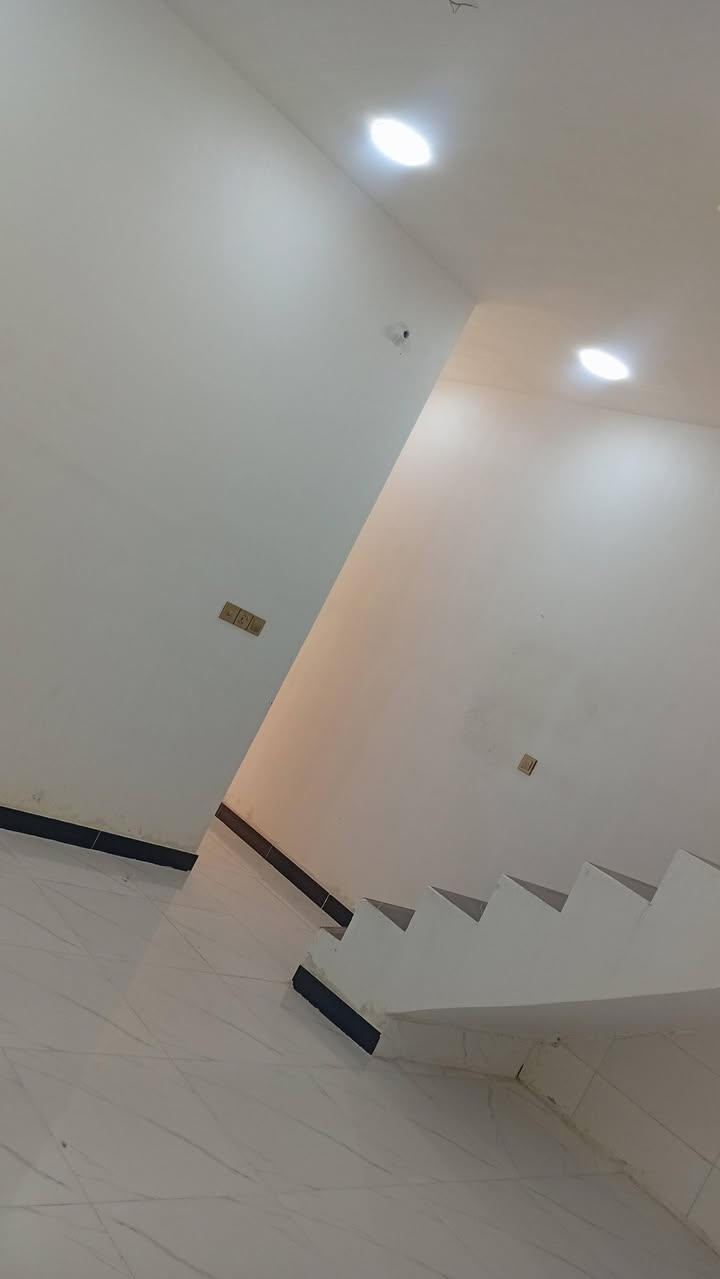 مشتمل ١٠٠ متر للبيع في شارع الجوبه قرب المدرسه الصينيه لاستفسار الاتصال
***********
***********
