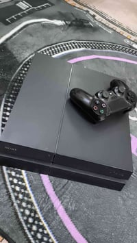 جهاز ps4 ممفتوح ابد صارله عشر سنين وهاي نظافته وياه جوستكات ثنين وقرص ...