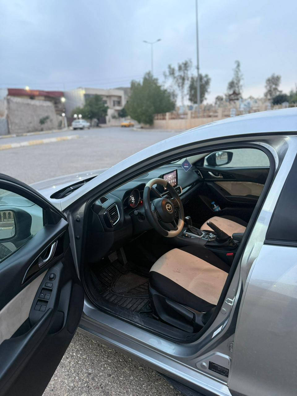 mazda 3  مۆدیل 2015 ڕەنگ سلڤەر بێ لێدراو تەنها بۆنیت بۆیاخ لەسەر کاڵبونەوە چوار تایەی تازەی لە ژێره گێڕو مەکینەی بەشەرت تەقەو ڕەقەی بە شەرت 
سەنەوی تازەیە کارتی بەنزینیشی لەگەڵە سەیارەکە نمونەیە دەعامی بۆ دەعامی بە شەرت  
ژ.م     ***********
سعر  114 گەڵاو معامەلە كركوك, العراق
