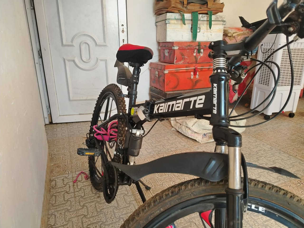 السلام عليكم 
باسكل للبيع جبلي 
حجم 26
دبلات ورا وكدم 
كير الأمامي3 والخلفي7
ينطوي باسكل غني عن التعريف 
السعر 100 وقابل للتفاوض 
للاستفسار الاتصال على الرقم *********** أو عل خاص
