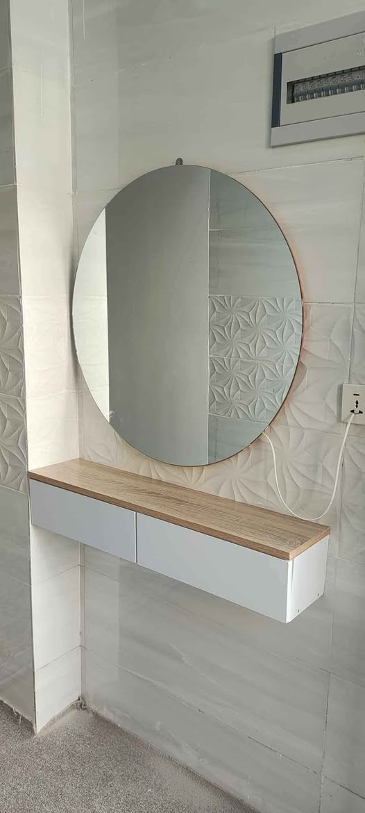 مێزی کونسوڵ بە ئاوێنەو گڵۆپی لیدەوە  
وە بە ئاوێنەی گەورەوە نرخی 65 هەزارە گەیاندن و هەڵواسین تەنها 5 هەزارە بۆ ناو شاری سلێمانی درێژی یەک مەترە 
*********** السليمانية, العراق
