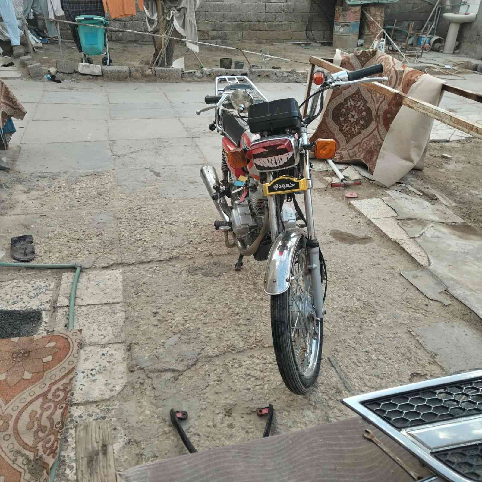 سلام عليكم نامه للبيع أوراق اصولي شاصي ١٥ غراض كله ٢٣ دراجه نضيفه كلشي شغال بيه السعر ٨٠٠ وبيه مجال الاستفسار ع رقم ***********
