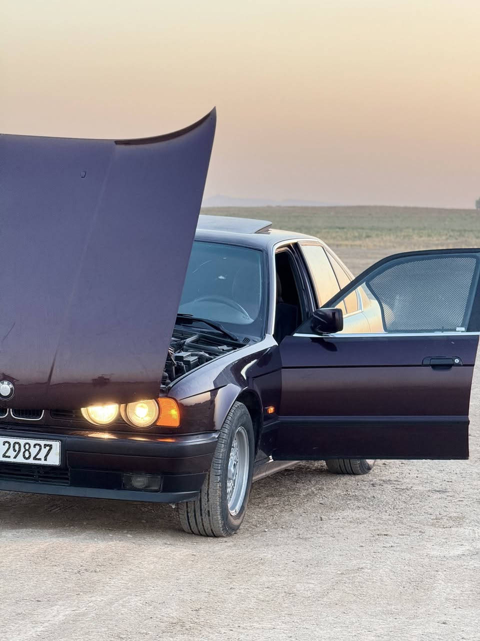 السلام عليكم ورحمة الله وبركاته. 

للبيع. 
سيارة BMW. 
موديل ال1994.
سنوية. شرعي موجود. 
السعر 70. للتفاصيل 
***********
