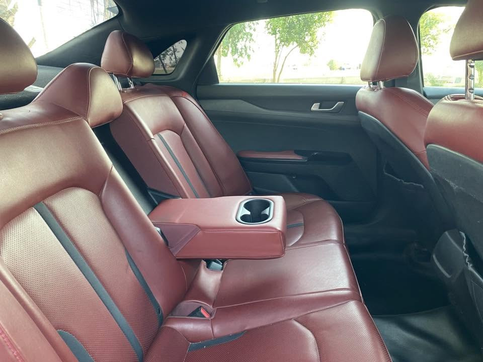 للبيع كيا K5 GT-Line موديل 2023
محرك 1600 تيربو (1.6T) 
ماشيه 64 الف 
كير أوتوماتيك 8 سرعات
لون اسود صبغ احزام / وارد امريكي

المواصفات:
• تشغيل بصمة + تشغيل عن بعد
• دخول ذكي (Keyless)
• شاشة كبيرة + Apple CarPlay & Android Auto
• شاحن لاسلكي
• كاميرا خلفية + حساسات
• رادارات + مثبت سرعة ذكي
• Lane Assist + Blind Spot
• فتحـة سقف بانوراما
• قياده ذاتيه
• ستيرن تدفئة
• ترحيب بالسائق
• مقاعد GT-Line جلد/سبورت
• ستيرن رياضي
• إضاءة LED كاملة
• كشنات داخل باللون الاحمر 
• نقاط عمياء 
• USB + AUX + Bluetooth
• ريموت ستارت والتحكم بالمناخ
• وضعيات قيادة متعددة ( SMART / NORMAL / SPORT / CUSTOM )
 وباقي مواصفات الجي تي لاين معروفة

محرك وكير وشواصي وتبريد كفاله عامه شرط تحويل مباشر وهزه جديده السعر 130 
*********** وتساب
