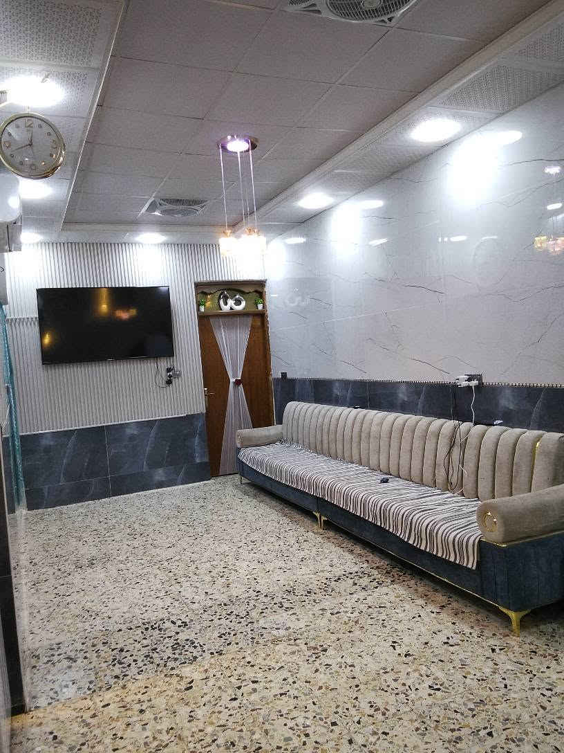 بيت 100 متر مقابل قرية الغدير عمود 262 صب كونكريت غرفة وصالة ومطبخ وتخاريج داخل وخارج واستقبال ومطبخ حار سعرة 40 سند 25 الرقم *********** النجف, العراق
