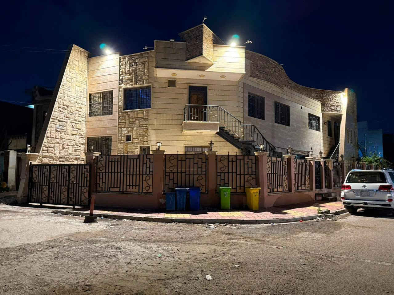 🌿بسم الله وعلى بركة الله🌿
🎯 بناية مميزة ركن للبيــع باليــرموك ضمن محلة 612 بالأطباء المساحة 268م واجهة 22م ونص تحتوي سرداب وثلاث وحدات سكنيه تصلح للسكن أو الاستثمار وإذا تريد جزء هم ابيعلك منها وسندها مستقل 📜 وجاهز للبيع 
عروضنا مباشرة مع المالك
 ((للتواصل والمفاهمه على باقي العروض اتصل)) 
 🛑لمعرفة التفاصيل الاتصال *********** هشام 
مكتبنا السلام الهندسي للاستثمارات العقاريه باليرموك
#باليرموك مقابل مركز الحمزه الطبي مجاور بناية وصيدلية عمار صباح
نرحب بعروضكم وطلباتكم *********** هشام

🛑 تتوفر عدة عروض سيتم ذكرها لاحقا ❤ #تجارة #بيع #شراء #استثمار #عقارات 

#عندك #عقار #حاب #تعرضه #للبيع #للايجار #تواصل #معنا 👍
#عقارات_اليرموك #عقارات_القادسيه #عقارات_المنصور #عقارات_الحارثيه #عقارات_السيديه #عقارات_الجامعه

