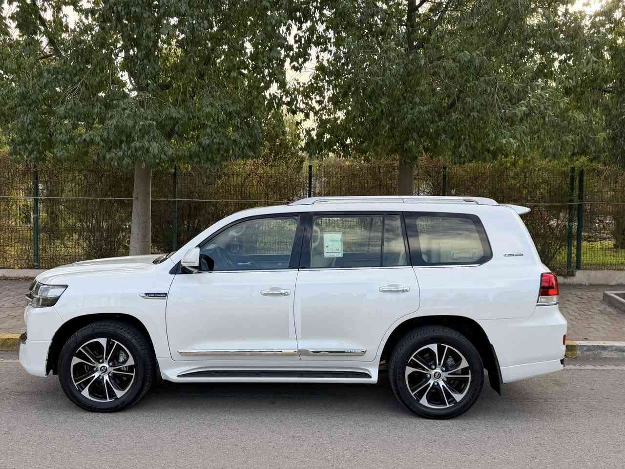 لاندكروزر 2021 بريم 8 سلندر  . سياره مكفول من الصبغ بشرط الفحص . مواصفات سياره 8 سلندر كشنات جلد تشغيل عن بعد شاحن لاسلكي 5 بصمات الباب الخلفي كهربائي 8 ايرباك شاشه كيجات لكزس 3 شاشات سياره فول مواصفات . فحص هزه كله جديد سياره بسمي تريد تحويل وكاله حاضر  اي استفسار ***********
