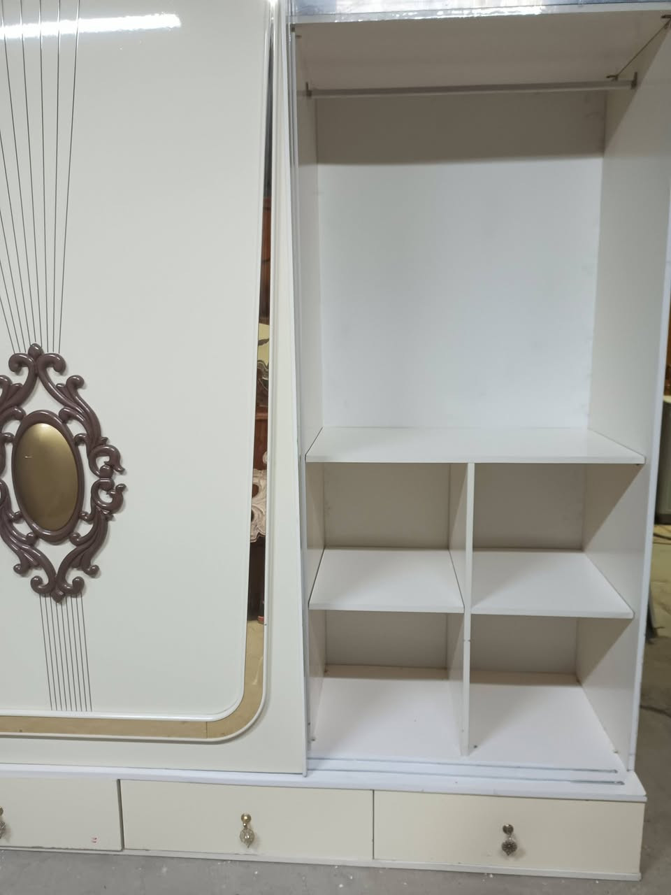 عندي غرفة نوم للبيع مكاني بغداد أبو دشير ***********
