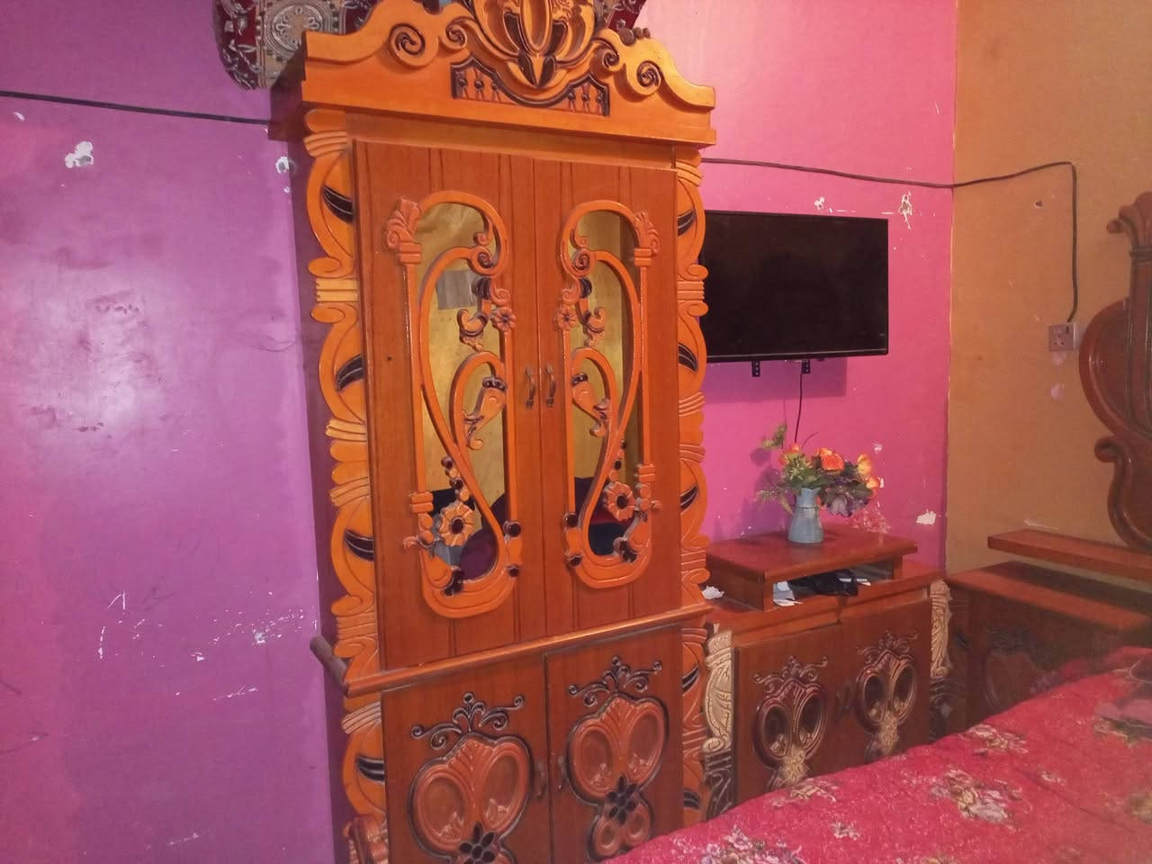 السلام عليكم غرفه اخشاب سعره 500وبيه مجال هذا رقمي ***********
