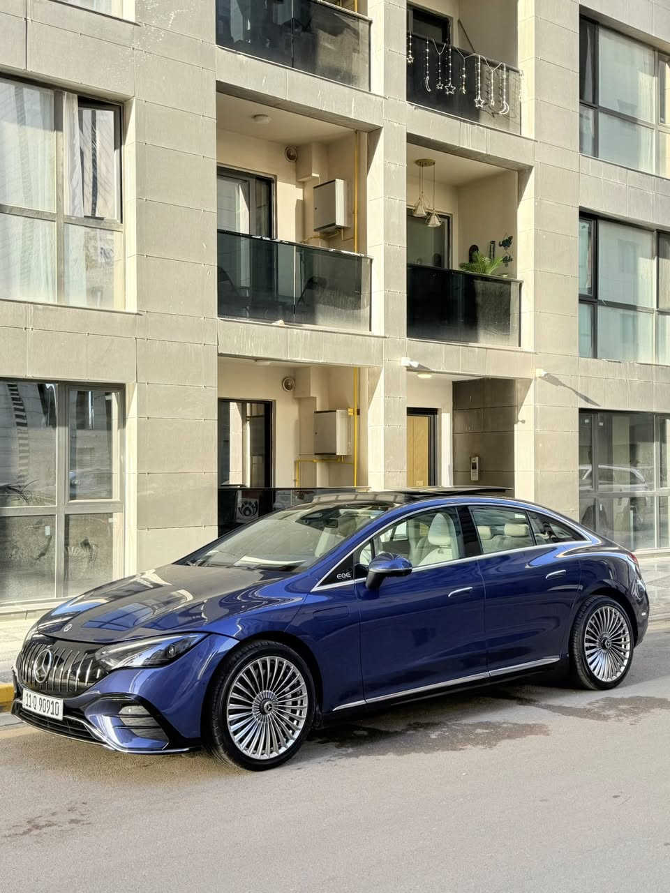 للبيع مرسيدس-بنز EQE 350 4MATIC
موديل 2024
🔹 اللون الخارجي: أزرق مميز
🔹 اللون الداخلي: أبيض فاخر
🔹 الممشى: 3,000 كم فقط
🔹 الدفع: رباعي 4MATIC
🔹 سيارة كهربائية بالكامل

✨ المواصفات الرئيسية:
✔ سقف بانوراما
✔ جكات (تعليق) هوائية AIRMATIC
✔ شاشة وسطية كبيرة (هايبر سكرين)
✔ شاشة خلفية للركاب
✔ مقاعد كهرباء مع ذاكرة
✔ دخول وتشغيل بصمة
✔ إضاءة داخلية محيطية (Ambient Light)
✔ كاميرات 360 درجة مع حساسات كاملة
✔ أنظمة أمان ومساعدة قيادة حديثة

▪ حساسات أمامية وخلفية متكاملة
▪ نظام المحافظة على المسار
▪ نظام مراقبة النقطة العمياء
▪ نظام تثبيت السرعة الذكي
▪ نظام فرملة الطوارئ التلقائية
▪ نظام تنبيه حركة المرور الخلفية
▪ أنظمة قيادة شبه ذاتية

🔋 البطارية والأداء:
✔ نوع البطارية: ليثيوم أيون
✔ سعة البطارية: تقريباً 90 كيلوواط
✔ مدى القيادة: يصل تقريباً إلى 600 كم بالشحنة الواحدة
✔ تدعم الشحن السريع DC

📌 ملاحظة مهمة:
▪ حادث سطحي بدون أي ضرر بالهيكل الداخلي
▪ جميع الدواخل وكالة ومكفولة
▪ بدون ايرباك 
▪ قطعة واحدة صبغ فقط

💰 السعر: 43,000 دولار

📩 للاستفسار التواصل ***********
