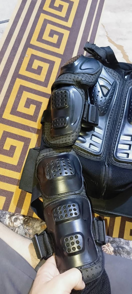 سلام عليكم بدلة ودرع امزون جديد 🟢 للبيع السعر 50الف ثنينهم وبيهم مجال بسيط جدا ***********
