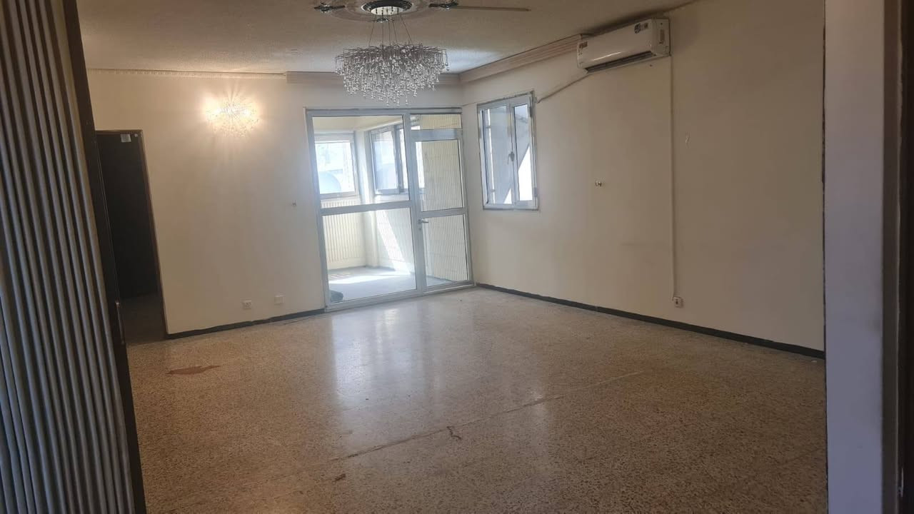 شقه الإيجار  عماره 2 طابق 3 شقه 6
♦️مكونات الشقه
 1_سبالت جدد عداد 4
2_سخان
3_تانكي
4_ خط مولد 15 امبير
5_كاونتر تركي 
6_بلكونه مغلفه🔒
الاستفسار عبر الوتساب🟢
***********
