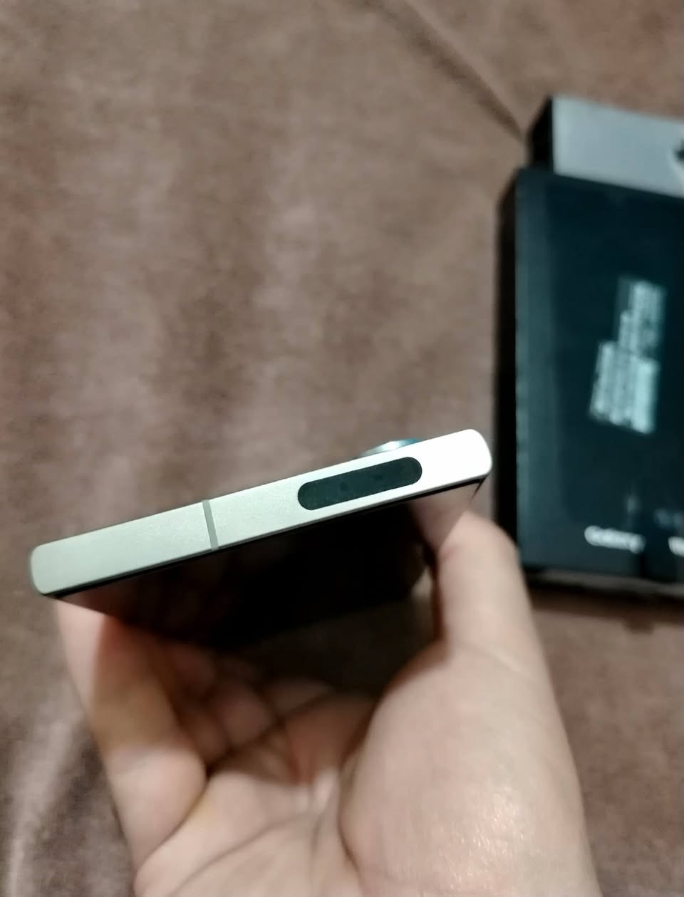 السلام عليكم للبيع فقط s24الترا جديد مستخدم ايام نضافه100000 بل 100 شرق اوسط ذاكره256غراضه كامله لون تيتانيوم ويا شاحن اصلي اخذته 35 وحماية عدسات اصليه ياقوت ام 15 ولاصق شاشه اصلي وفلاتر سماعه وكفر جلد اصلي ابو المحفضه وكفر دفتري جلد الجهاز تاخذه مني وتترحملي وشرط تاخذه من باب بيتي والك ضمان مدى الحياه السعر قفل بدون عمله925 الشراي يتصل*********** مكاني بغداد واسف عالاطاله ❤️
