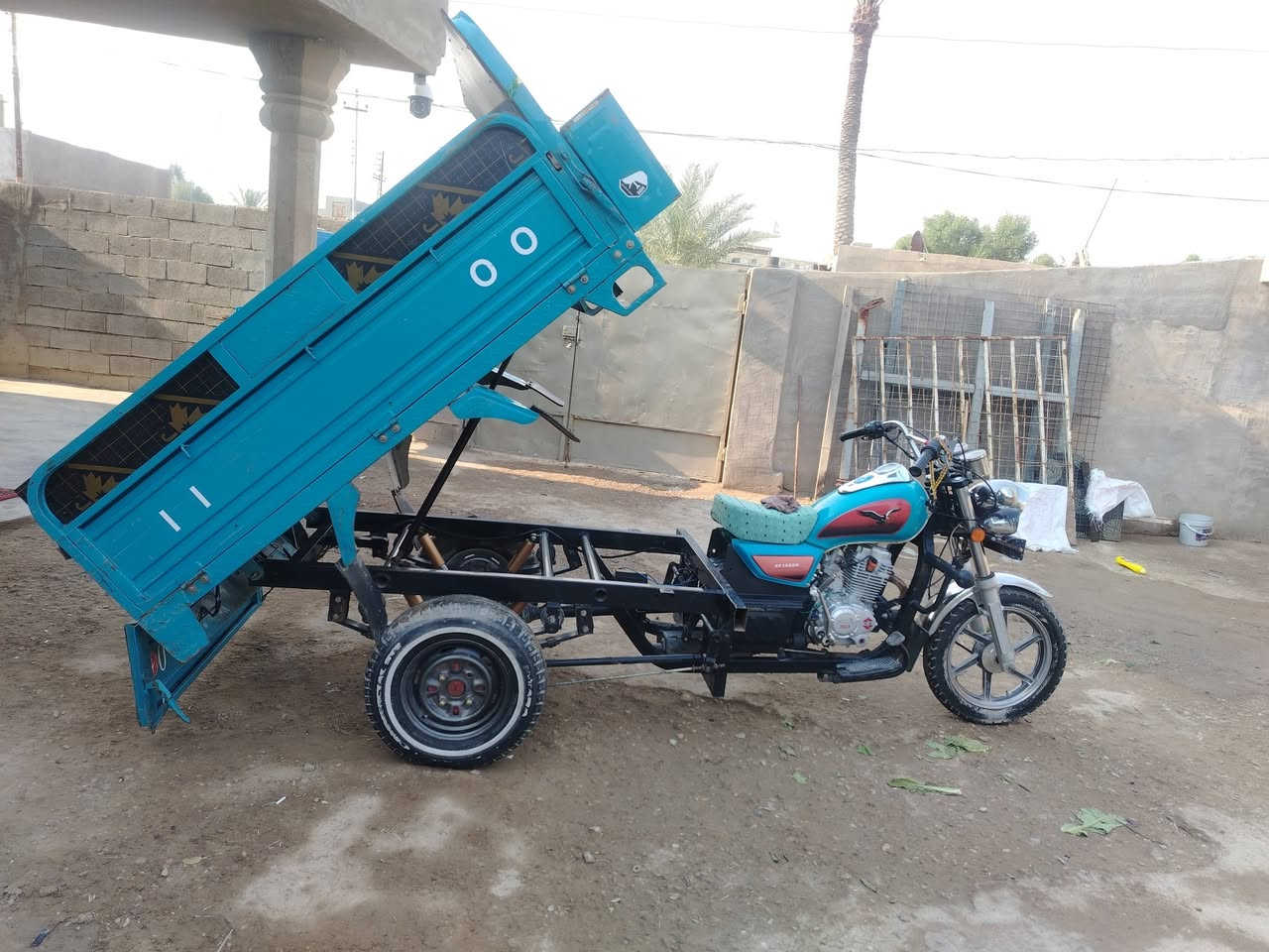 السلام عليكم خوان لستوته نضيفه مديل ٢٣ اصولي وصل كمرك بيه غراضه كله البلاديه مابيه لاصبغ ولا لحيم خياس ماكو بداخل لبدي تفتح لخشب بيدك محرك ما مفتوح للتواصل واتساب أو مكالمه *********** مكاني بغداد الشراي يتواصل
