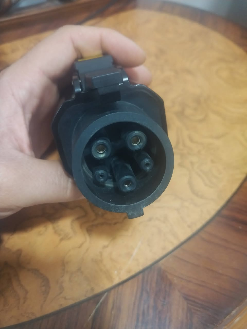 سلام عليكم من رخصة الادمن كبات مع ادبتر شحن تيوتا بريوس برايم هايبرد للبيع الكبات 50الف والا دبتر 35 متواجد عالواتساب ***********
