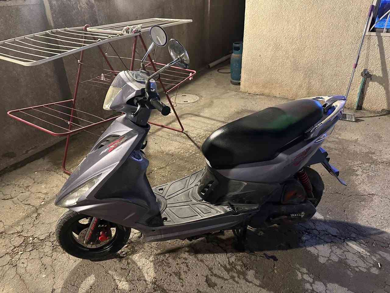 ماكس مضلع سرعه 120 نظيفه قبل فتره اخذتها من الرمبه  اي نقص مابيها شغل وطلع  للبيع بسعر 700 الف للاتصال ***********
مكان الدراجه بالمشتل
