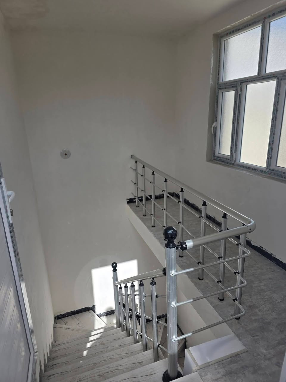 بيت //٧٥متر //كربلاء 
بيت جديد 
 طابقين للايجار يحتوي على استقبال وصاله ومطبخ وصحيات والطابق الثاني غرفتين نوم زائد صحيات

 بحي موسى الكاظم قرب فندق البارون 
سعر //400الف// مع المجال 
@إشارة 
‏‪***********‬‏
