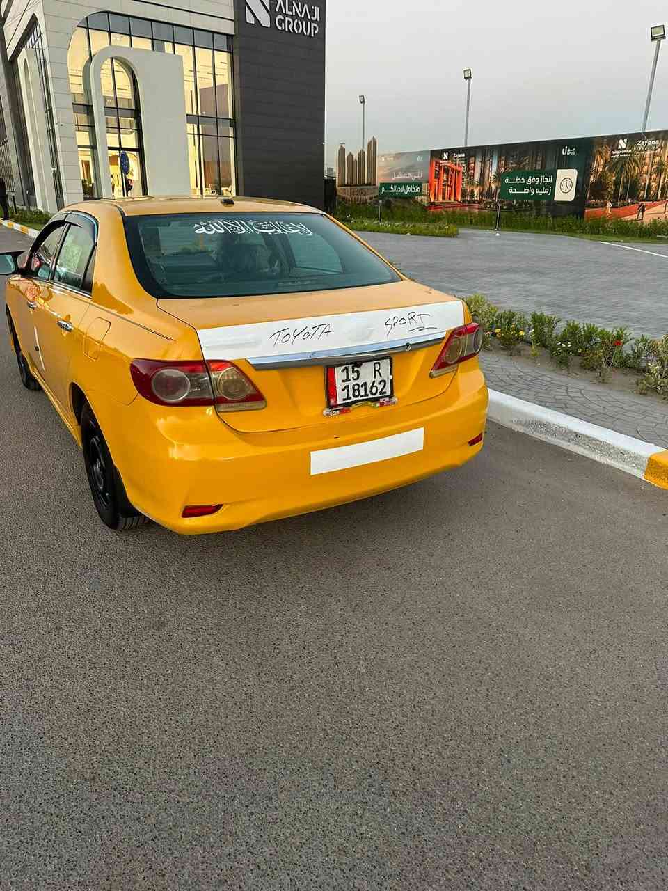 السلام عليكم عندي كورلا للبيع موديل ٢٠٠٩ بسمي رقم  الجديد هزة هيئة مصفرة مكينة كير جدد تبريد منضومة جديدة تخم تاير صدر جديد لايت زنون شاشة ايباد دوشمة جديدة السيارة متعوب عليها حادث بنيد مبدل باقي سيارة ليبل واحد السعر ٨٥ وبيها مجال بسيط موبايل *********** عنوان بغداد  ***********
