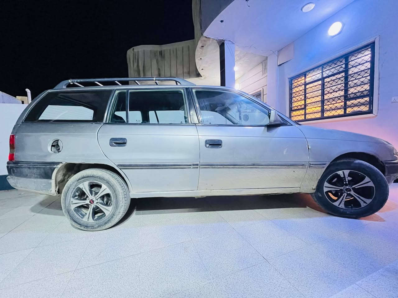 سيارة أوبل أسترا (Opel Astra) ستيشن - للبيع
​سيارة عائلية نظيفة جداً، باسمي والتحويل بشرط وجاهزة للعمل والارزاق.
​التفاصيل:
​الموديل: 1994.
​الرقم: نينوى (رقم جديد مسطرة).
​الملكية: السيارة باسمي والتحويل مباشر وبشرط.
​البودي: مصبوغة عام للجمالية، البونيد مبدل.
​المحرك: بحالة ممتازة جداً (بشرط الفحص).
​التجهيزات: التدفئة والتبريد شغالين 100% (تبريد ثلج ونار).
​الحالة الميكانيكية: طخم كامل جديد، حدادة ومحرك وكير بشرط الفحص (شغل واطلع).
​الموقع: الموصل - الجانب الأيمن (حي الإحليلة).
السعر:45 ورقة.
​للتواصل والاستفسار:
رقم الهاتف: ***********
يمكن التواصل عبر (اتصال أو واتساب أو الخاص).
