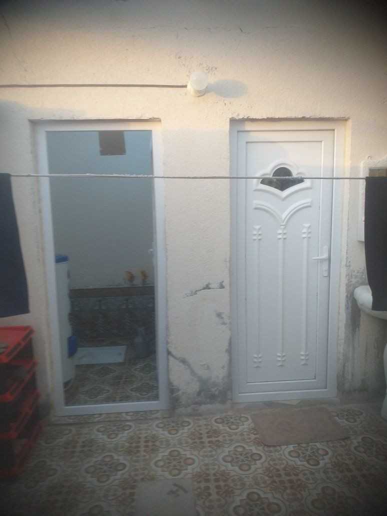 بيت زراعي للبيع نظيف كلش مابيه اي نقص عالسايدين مال چعوب مساحته 130 وكدامه ساحه اله غرفتين استقبال صاله صحيات مطبخ طارمه الاتصال على الرقم  ***********
