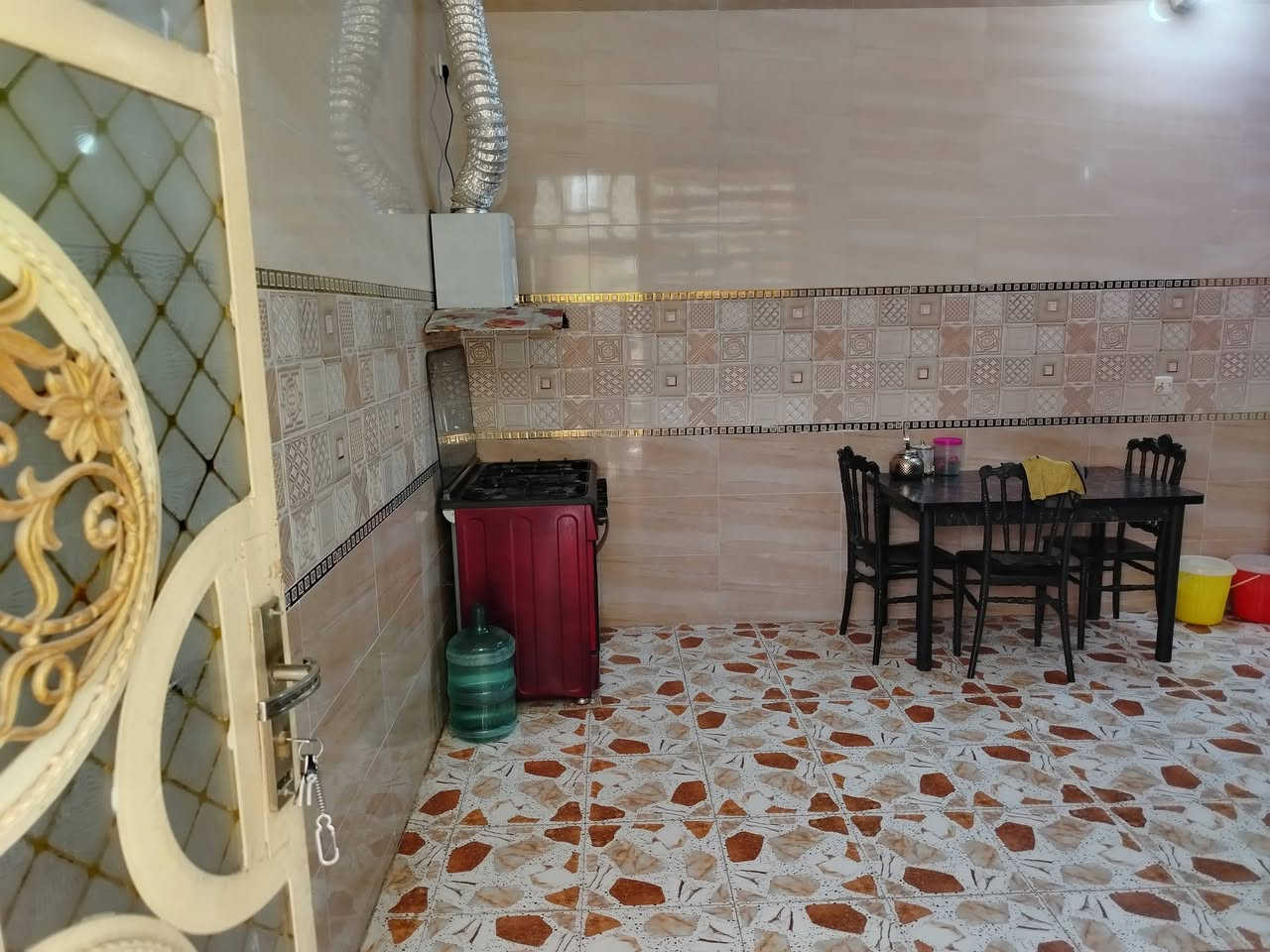 سلام عليكم دار للبيع مساحه 500متر الدار يتكون ثلاث غرف صاله مطبخ هول داخلي حمامات  داخليات ثنين البيت مرتب وجديد للستفسار ع الرقم ***********
