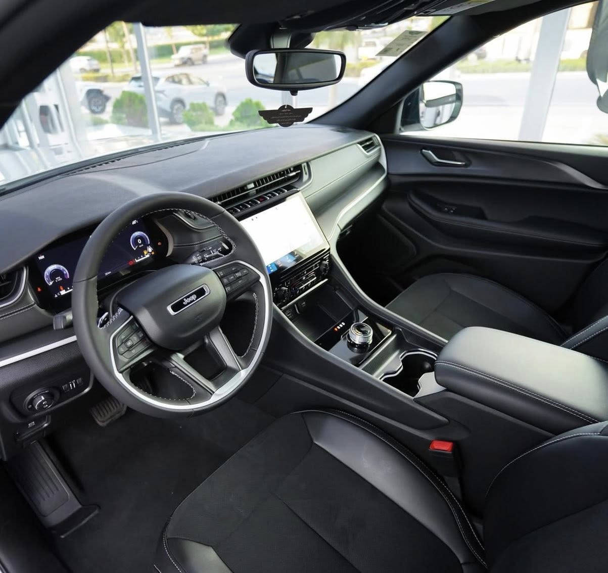 جيب كرانـد شيروكي التيتيود بلاك ادشن موديل 2024 خليجي وكالة هارلك محرك 3.6 لتر 6 سلندر مع نظام دفع رباعي 4x4 
Jeep Grand Cherokee 2024 Altitude
مغلفة بالكامل PPF ماركة 3M الامريكية مع عوازل حرارة لكل الجامات
ماشية 21,000 كيلومتر مكفولة

المواصفات :
* رادار امامي مع مانع تصادم . 
* تحذير الخروج عن المسار . 
* تحذير النقطة عمياء  .
* نظام تحذير عند التقاطعات. 
* شاحن موبايل وايرلس. 
* ويل قياس 20 انج .
* فتحة سقف . 
* لوحة القيادة بقياس 12 أنچ. 
* كير شفتر بالستيرن . 
* كاميرا خلفية. 
*شاشة كبيرة 10.1 أنج
* المصابيح الأمامية زنون .
* كشافات الضباب زنون . 
* دخول ذكي. 
* تشغيل عن بعد .
* الصندوق الخلفيي كهربائي .
* فرش المقصورة الداخلية من الجلد والشاموا .
* مقعد السائق كهربائي .
* المقاعد الأمامية تدفئة .
* حساسات خلفية . 
* دوسات جانبية .
* مكيف خلفي . 
* تدفئة مقود القيادة . 
* مانع تصادم خلفي .
* بلوتوث تلفون . 
* محدد سرعة . 
* نظام التشغيل والإطفاء الاوتوماتيكي .


**إذا كنت صاحب هذا الإعلان وتريد حذفه لأي سبب، رجاءا أرسل رسالة إلى الدعم الفني**