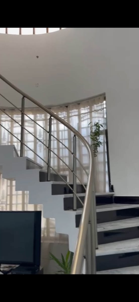 🏡 للبيع – منزل متكامل بمساحة 250 م²
✔️ المساحة: 250 متر مربع
✔️ البناء: البيت مبني بالكامل بالطابوق
✔️ التشطيب: كامل، بدون أي نواقص
✔️ جميع أعمال البناء والمواد المستخدمة: درجة أولى

الطابق الأرضي:
• غرفتا نوم
• صالة
• ديوانية
• مطبخ حار
• مطبخ بارد
• مجاميع صحية داخلية
• مجاميع صحية خارجية

الطابق الأول:
• 4 غرف نوم واسعة
• غرفتان ماستر (حمام خاص)
• صالة
• مجاميع صحية

🏠 منزل متكامل بتقسيم عملي ومساحات مريحة، جاهز للسكن مباشرة.

📩 للاستفسار 

 ***********
***********
