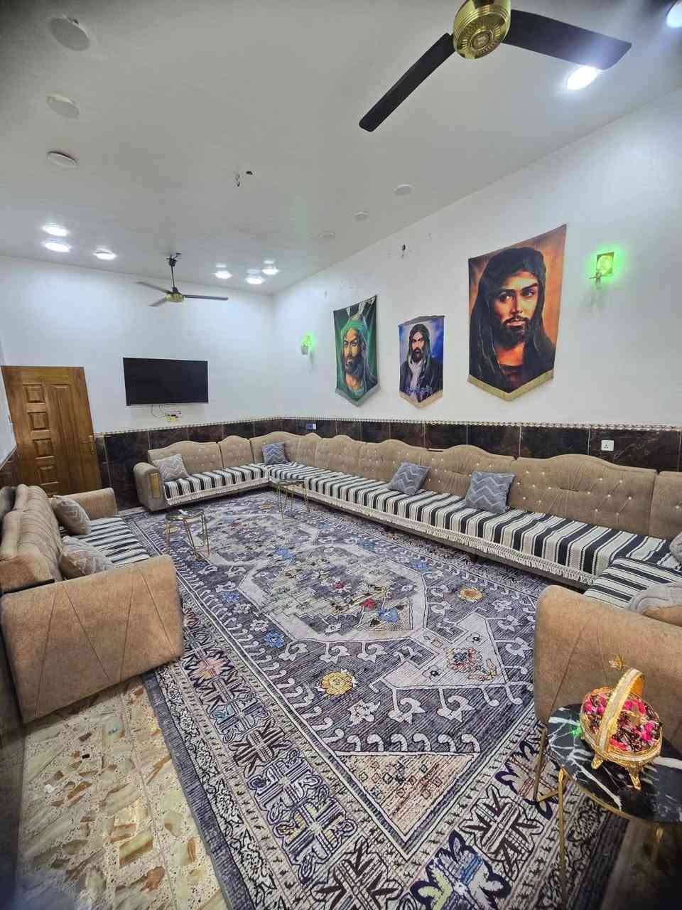 دار للبيع في البلديات شارع الشريط تحتوي على طابقين الطابق الاول استقبال غرفتين نوم صاله كبيره مطبخ حار وبارد وصحيات داخليه و خارجيه الطابق الثاني يحتوي على اربع غرف نوم وصاله وصحيات الطابق الثالث بيتونه كبيره وسطح اشتايگر  مساحة البيت 182النزال 13ونص الواجهه 13ونص الاستفسار يوجد واتساب على الرقم ***********.  ***********
