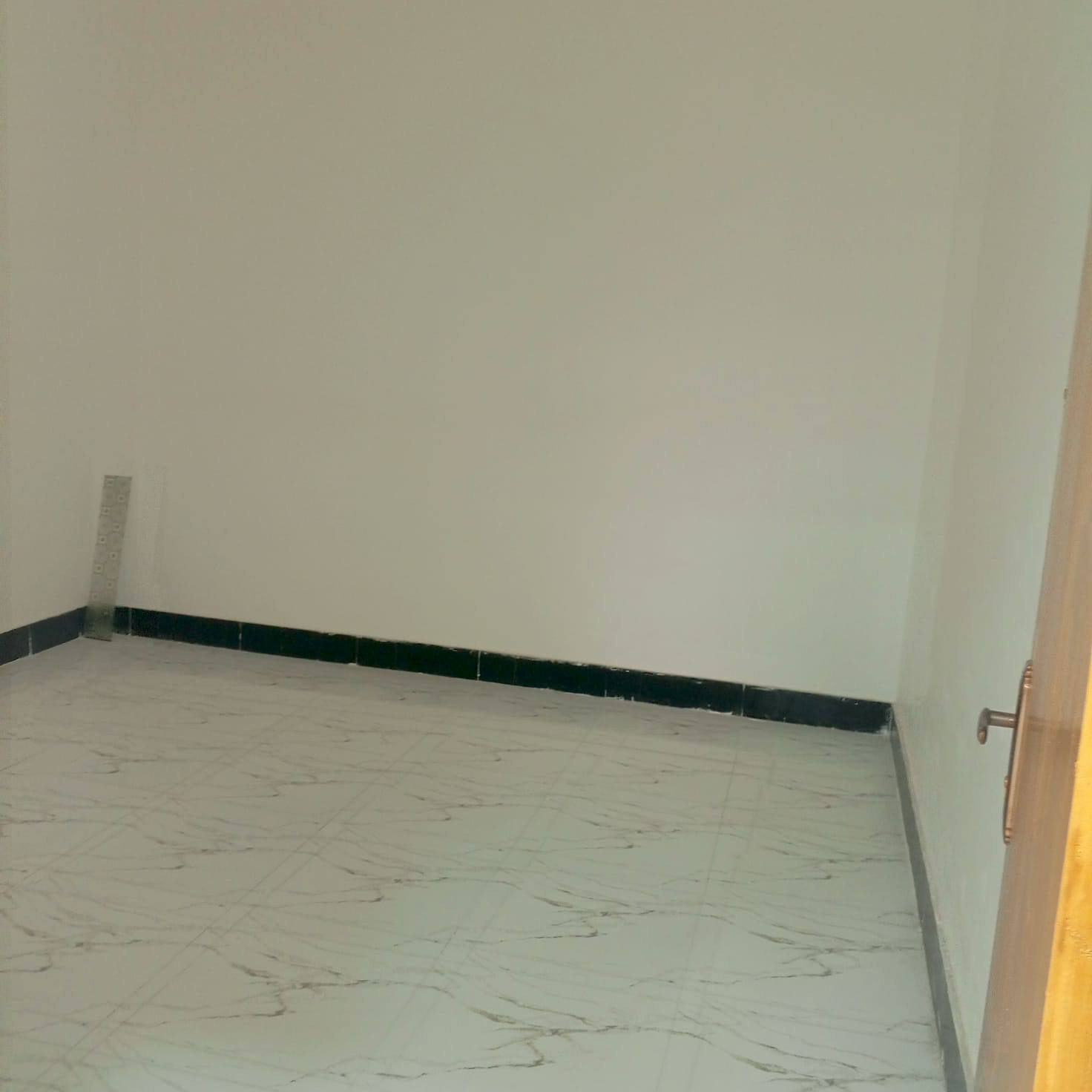 بيت للبيع ((50م)) 🚩🚩🏠🏠خط اول قريب على شارع الصب العنوان النجف 👇👇
بيت للبيع المساحه 50متر قريبه على شارع الصب 
#يحتوي البيت على غرفه وصاله ومطبخ وحمامات 
#السعر 25وبي مجال (اقرار محكمه سند25)
للستفسار***********📞📞
