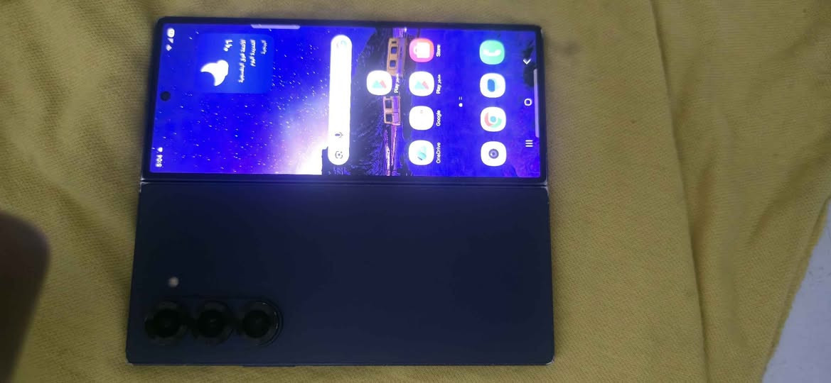 للبيع: Samsung Galaxy Z Fold6 – 256GB | اللون: أزرق | 5G

السعة: 256GB.

اللون: أزرق.

يدعم 5G.

نسخة أمريكية.

مفتوح على جميع الشبكات.

يدعم شريحة فعلية واحدة (Nano SIM) + شريحة إلكترونية (eSIM).

يدعم حتى 8 شرائح eSIM.

الإعدادات نص عربي ونص إنجليزي.

الجهاز واتر برووف، وتم فحصه داخل الماء ويعمل طبيعي (شرط: الفحص جوّا المي).

الشاشة الداخلية لا تعمل فقط.

الشاشة الخارجية تعمل بشكل ممتاز، وتدعم 120Hz في جميع التطبيقات والألعاب والاستخدام اليومي.

جميع وظائف الجهاز الأخرى شغالة بشكل طبيعي.

الشاشة الخارجية فيها خدوش.

توجد ضربات/دعسات في الشاصي كما هو موضح بالصور.

الجهاز بدون أي ملحقات، فقط الجهاز.

النظافة والحالة موضحة بالكامل في الصور والفيديو.
مكان بغداد البياع 
الف 675
*********** بغداد, العراق
