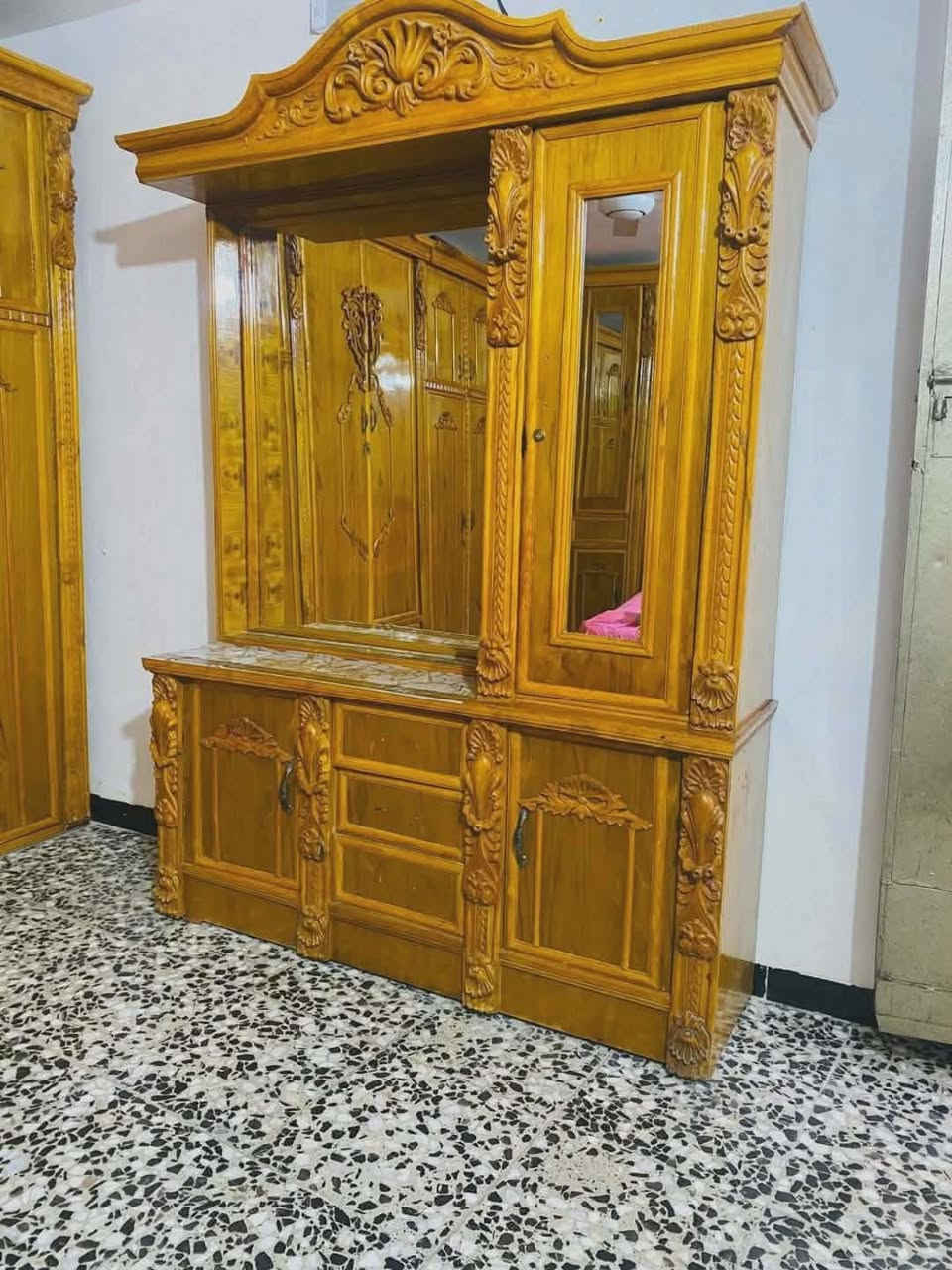 غرفه نوم نجاره جديده ممستخدمه قليل غرفه كامله بعد باقي الصور ممصور للبيع الاتصال ***********

