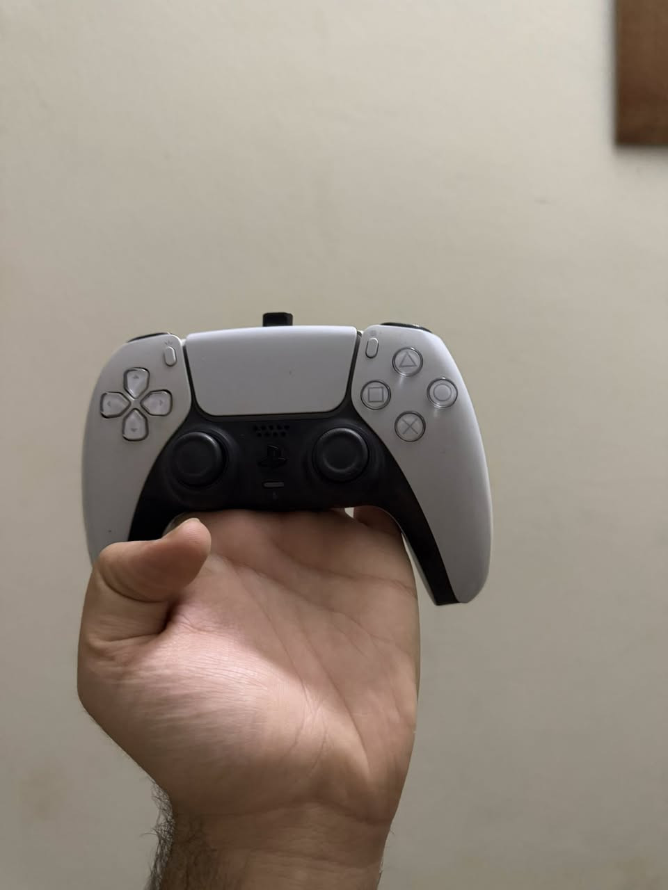 � بلايستيشن 5 للبيع – النسخة الأولى (مو الثانية) 🔥
فرصة مميزة لعشّاق السلاسة والأداء القوي 🎮

🎯 النسخة الأولى من PlayStation 5

فرق وزن حوالي 175 غرام عن النسخة الثانية (تبريد أفضل وثبات أعلى)

📦 الجهاز نظيف جداً جداً – استخدام خفيف

🔒 الجهاز مامفتوح أبداً

✨ المحتويات والإضافات:

 • 🎮 يد أصلية

 • 🎮 يد ثانية أصلية

 • 🕹 يد مغناطيس (مبدل كيوره – زوج فقط بـ 50 ألف)�🔥 مخصصة لمحبي كود – سلاسة باللعب وفرق واضح عن العادية

 • ❄️ مبرد PS5

 • 💿 قرص لعبة Battlefield V

 • 🎧 سماعة HyperX Cloud – النسخة الأولى

 • 🔋 UPS 2500

 • 🖱 ماوس باد

 • ⌚ ساعة رقمية

 • 🪑 ميز كيمنك

 • 🎁 كفر The Last + الكفرات الأصلية

 • 📦 جميع ملحقات البلايستيشن الأصلية موجودة

💯 ضمان سنة كاملة على الجهاز – أي شي يصير بيه أتحمله

💰 السعر: 850 ألف – بيه مجال 

📍 الموقع: بابل / الحلة

🏠 الفحص من البيت قبل الشراء

🚚 توصيل لا يوجد

رقمي ***********
