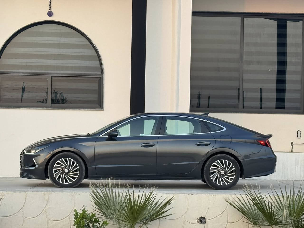 هيونداي سوناتا SEL – هايبرد 2022
📍 رقم اربيل بأسمي 
 • 
 •  بدون صبغ فقط جاملغ تبديل شركة نفس اللون
 • جميع الإيرباكات سليمة ✅

⸻

مواصفات SEL هايبرد

🔋 النظام الهجين:
 • محرك 2.0L هايبرد (بنزين + كهرباء)
 • صرفية وقود اقتصادية جداً  5 لتر لكل 100 كيلومتر
 • شحن ذاتي للبطارية أثناء القيادة

     ￼• بصمة تشغيل + تشغيل عن بعد 
 • بصمة أبواب + دخول ذكي
 • كشنات أمامية كهرباء
 • تدفئة كشنات
 • سايد بريك إلكتروني + Auto Hold
 • تبريد  امامي وخلفي 
 • شحن وايرلس
 • شفتات ستيرن تبترونيك كير بالستيرن
 • 5 أنظمة قيادة
 • فتح الصندوق تلقائياً عند الاقتراب
 • إضاءة داخلية ذكية

             انظمة السلامة الذكية Hyundai SmartSense:
 • مانع تصادم أمامي
 • مانع تصادم مع المشاة
 • نظام المحافظة على المسار
 • تحذير الخروج عن المسار
 • النقطة العمياء + مانع تصادم جانبي
 • رادارات امامية + خلفية + جانبية
 • كروز كنترول ذكي مع التوقف التلقائي
 • قيادة ذاتية
 • نظام قراءة إشارات الطريق
 • تحذير انتباه السائق

 • بصمة تشغيل + تشغيل عن بُعد
 • بصمة أبواب + دخول ذكي
 • كشنات أمامية كهرباء
 • تدفئة كشنات
 • سايد بريك إلكتروني + Auto Hold
 • تبريد قطعتين (Dual Zone)
 • شحن وايرلس
 • شفتات ستيرن
 • 5 أنظمة قيادة
 • فتح الشنطة تلقائياً عند الاقتراب
 • إضاءة داخلية ذكية

⸻

📱 التقنيات والترفيه:
 • شاشة كبيرة
 • كاميرا خلفية
 • شاشة عدادات رقمية
 Bluetooth / Apple CarPlay / Android Auto
 • نظام صوتي عالي الجودة base 🔈 

 • LED لايت + زنون عالي
 • تحكم بارتفاع وقوة الإضاءة
 • إضاءة نهارية وليلية
 • ويل كروم
 • مرايا كهرباء مع إشارات

⸻

💰 السعر: 177
📍 السيارة في اربيل او موصل

 
 ***********
 
 ‏WhatsApp ***********
‏*********** ￼ WhatsApp
