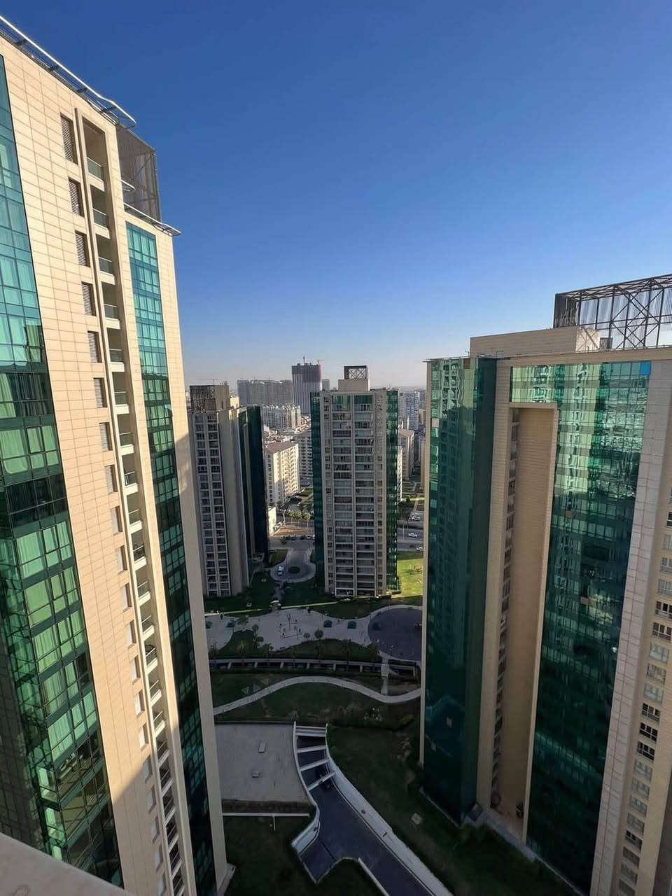 عندنا عروضات مناسب للبيع في احلا اجمل مشروع  في اربيل مشروع ذهبي ( امپاير وينگ ) مشروع ذهبي استيديو 
غرفة صالة 
ثلاث غرف 
ملاحظة // اذا عندك الامكانية او تريد تأخد عقار للستثمار او للسكن اصل بينا شكراً
📞☎️ 0750 386 1964 whastup أربيل, العراق
