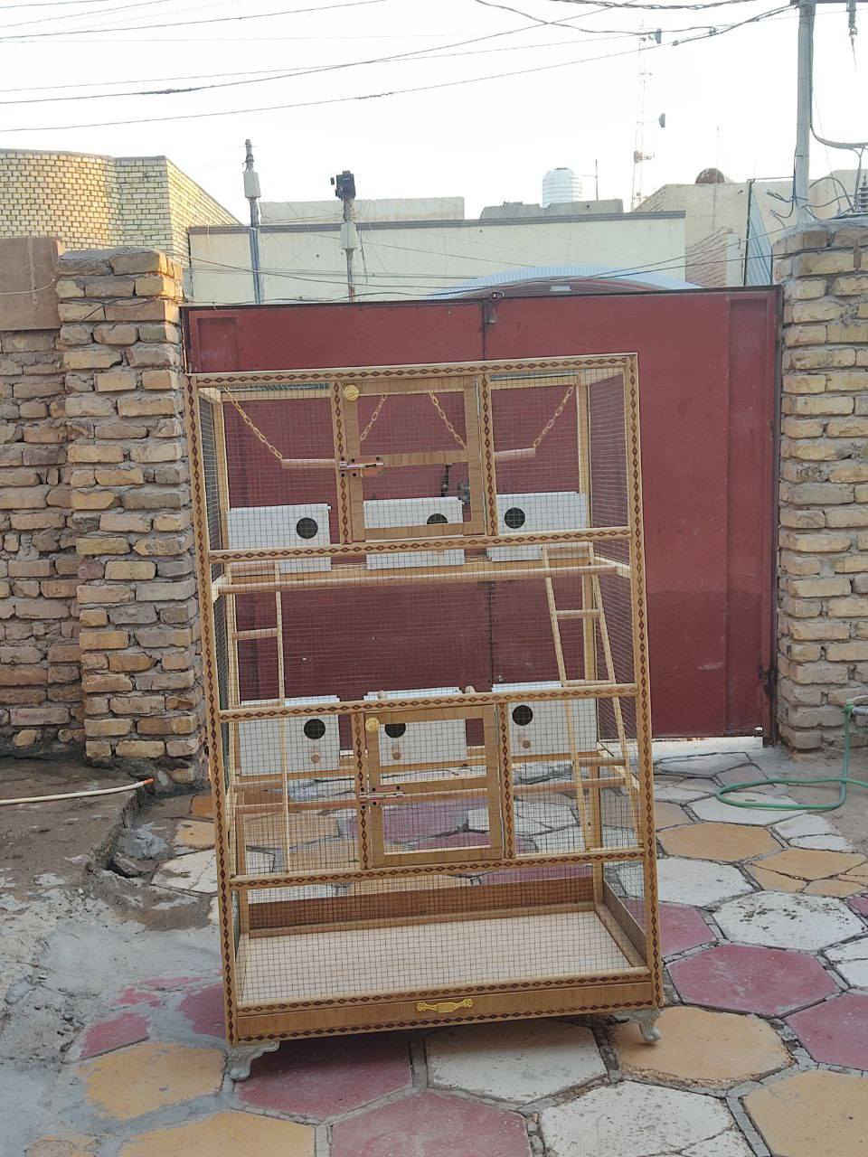 للبيع قفص خشبي عمل نجاره جديده غير مستعمل قياسات الارتفاع 1.60 العرض 1متر عرض البطن النزال 60 cm يحتوي على بيوت عدد 6 مراجيح عدد 2 درج عدد 2 ومجرى للتنظيف جراره القفص أحله من الصور سعره 75الف وبيه مجال ناصريه حي اور خلف جامع الحسن *********** يوجد واتساب
