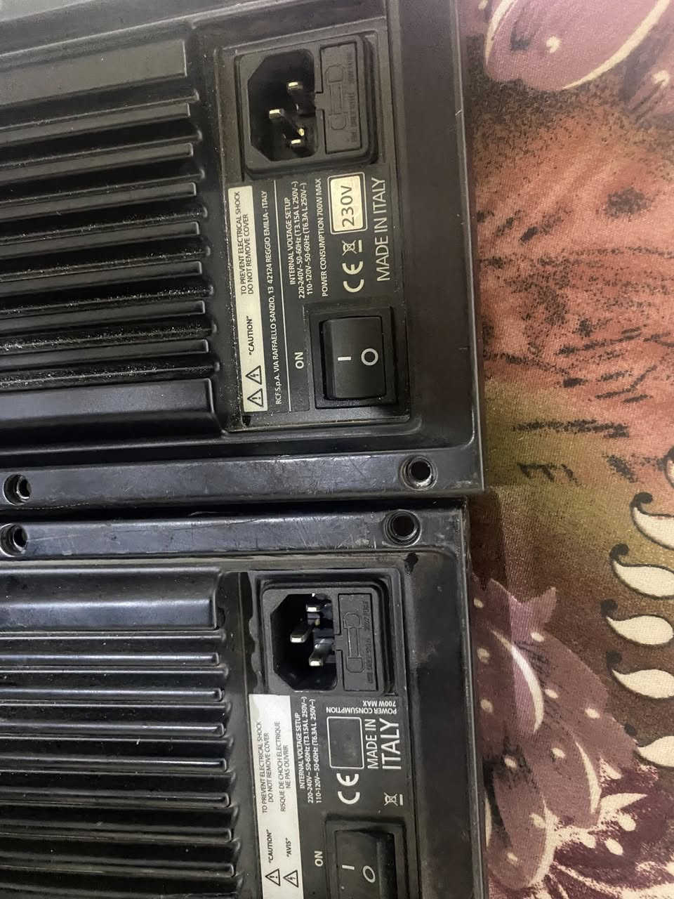 هذني كارتات مال سماعه RCF
صناعه ايطالي 
هيج اجن وي الغراض ربطهن ب الكهرباء الفيوز طك
الي يخدمنه قطع غيار ثنيهن ب100
للمعلومه ماشفت شي محترك بداخلهن 
توصيل عندي
***********
