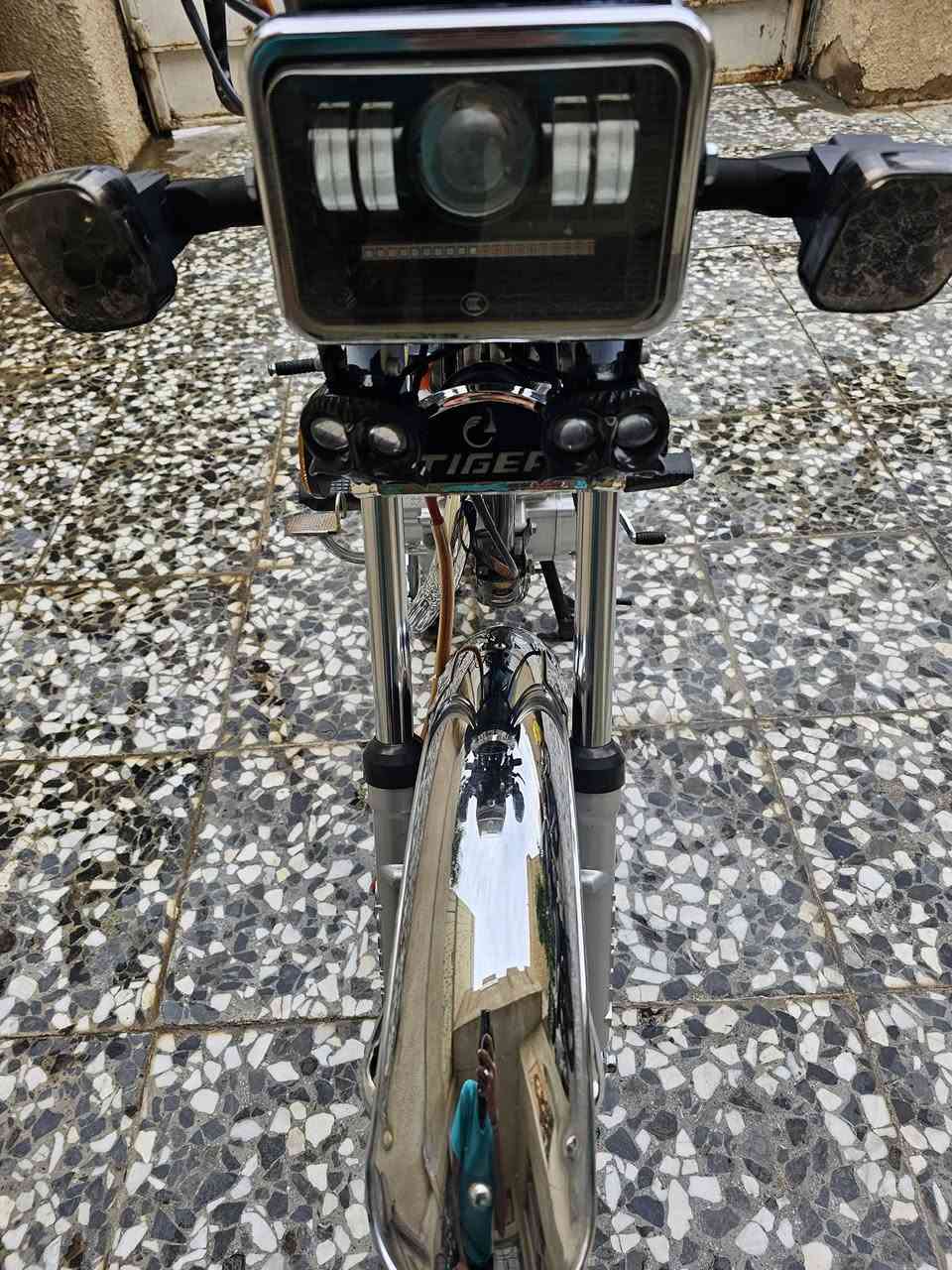 السلام عليكم سونك 2024 أربعة كير محرك 125 دراجة نضيفة اوراق كاملة دراجة ممفتوح بيهة برغي ونضافتهة كدامكم كهربائيات كلهة شغالة محرك أخرس صالنصة كاتم ما بيهة اي نقص مكاني بغداد الحسينية رقم ***********
