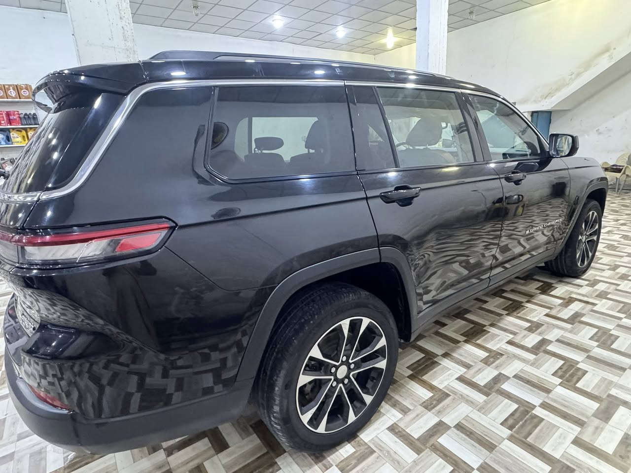 السلام عليكم
جيب 7 راكب 

الموديل : 2023 . (وارد امريكي) . 

المحرك : (3600)v6.

العداد : .(40000)M. 

رقم اربيل الجديد بأسمي تحويل ثاني يوم.

* رادار امامي مع مانع تصادم.

*مانع تصادم خلفي.

* شاحن موبايل وايرلس. 

* شاشه مع كامرة 

* نظام الخرائط (GPS).

* كير شفتات بالستيرن. 

* المصابيح الأمامية LED. 

*المصابيح الخلفيه LED.

* المقعد الأمامي للسائق كهرباء.

* دواخل مشمشي 

* مقاعد Vip

* حساسات خلفية. 

* بلوتوث تلفون. 

* محدد سرعة. 

ضرر السيارة:فقط الي اموضح بالصوره قليل خسفه بالدعاميه 
 ويوجد سونار. 
مكان السيارة:ميسان العماره 

للاستفسار الاتصال ع الرقم:***********
