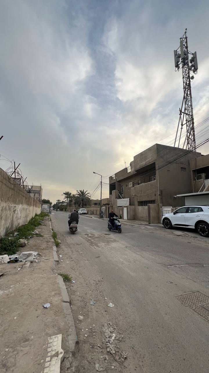 #مكتب_الودق_للعقار
دار للبيع ضباط القاهرة مساحة 90
 متر بناء حديث 2026
واجهة 5 متر 
نزال 18 متر 
يحتوي على صالة/مطبخ/خدمات/منور/3 غرف نوم 
***********
